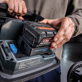 Projecteurs de travail rechargeables remarquables et performants pour
l‘inspection de grandes surfaces lors des opérations de polissage, de
peinture ou de nettoyage ainsi que pour le contretypage des couleurs.
Ces projecteurs de travail sont équipés de la fonction ALL DAYLIGHT
vous permettant de choisir entre 5 températures de couleur différentes.
La fonction variateur permet de moduler la lumière sur 5 niveaux
différents en fonction de la tâche à accomplir.
Le nouveau système SCANGRIP POWER SOLUTION vous offre une
disponibilité illimitée de lumière. Vous pouvez facilement insérer une
nouvelle batterie complètement chargée et continuer à travailler pendant
qu‘une autre batterie est en charge. Ou vous pouvez simplement
connecter le chargeur directement à la lampe pour obtenir l‘alimentation
électrique. La fonction réserve de marche sur batterie intégrée vous
empêche de vous retrouver à tout moment sans lumière.
Grâce à la nouvelle application de commande d‘éclairage BLUETOOTH
sans fil, vous pouvez contrôler et ajuster à la fois le rendement lumineux
et la température de couleur ainsi qu‘une gamme d‘autres fonctions
utiles améliorant l‘efficacité du travail au quotidien.
La nouvelle gamme MULTIMATCH 3 est équipée d’une Power Bank
intégrée avec prise USB pour charger les appareils mobiles.
Le corps du projecteur est fait d‘aluminium moulé sous pression, ce
qui le rend extrêmement robuste et résistant aux chocs pour supporter
même les coups et les chocs les plus violents. IP 67, il est aussi
étanche à la poussière et à l‘eau.