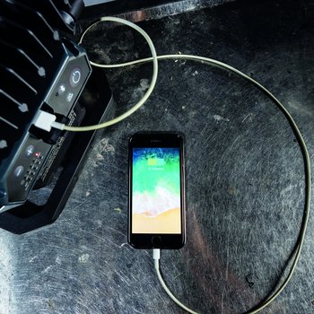 La puissante lampe de travail MULTIMATCH 8 CONNECT offre jusqu'à 8000 lumens et est conçue pour l'inspection de grandes surfaces lors du polissage, de la peinture, du nettoyage et de l'ajustement des couleurs.
 
MULTIMATCH 8 CONNECT est compatible avec tous les packs d'accumulateurs 18/20 V des principales marques d'outils électriques grâce à l'utilisation de l'adaptateur d'interface SCANGRIP CONNECTOR. En outre, l'alimentation POWER SUPPLY CONNECT peut également être connectée directement pour un éclairage illimité.
 
La lampe de travail dispose d'une fonction unique CCT SCAN qui vous aide à trouver la température de couleur idéale pour votre tâche. Grâce à cette fonction, la lumière parcourt tout le spectre de température de couleur (2500 à 6500 K) et peut être bloquée lorsque la température optimale a été trouvée. Cela garantit une adaptation précise des couleurs et la détection des défauts de peinture. Le variateur à 5 niveaux permet en outre de régler la lumière sur cinq niveaux différents.
 
L'application BLUETOOTH vous permet de régler et d'adapter aussi bien la puissance lumineuse que la température de couleur et de contrôler ainsi votre éclairage de manière pratique et flexible.