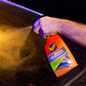 Die perfekte Lösung für diejenigen mit begrenztem Zugang zu Wasser, wenig Zeit oder den Autoliebhaber, der gerade eine Glanzauffrischung benötigt. Meguiar’s Hybrid Ceramic Waterless Wash & Wax hebt schnell und sanft Schmutz und Dreck an, während es eine glatte, schützende Barriere mit erstaunlichem Wasserabperleffekt hinterlässt. Diese fortschrittliche Formel reinigt schnell Lack und Aussenflächen und hinterlässt dabei einen keramischen Schutz. Einfach aufsprühen und mit einem hochwertigen Mikrofasertuch, wie zum Beispiel Meguiar’s Supreme Shine Microfiber Towels, abwischen. Die hohe Gleitfähigkeit und die kratzfreie Formel helfen, Swirls beim Reinigen zu vermeiden, und es wird kein Wasser, Schlauch oder Eimer benötigt. Es funktioniert hervorragend auf Glanzlacken, Keramikbeschichtungen, Glas, poliertem Metall und Kunststoffverkleidungen. Hybrid Ceramic Waterless Wash & Wax ist das perfekte Pflegeprodukt, um Ihr Fahrzeug zu reinigen, den Abperleffekt zu verstärken und ein glattes und sauberes Finish zu hinterlassen.
